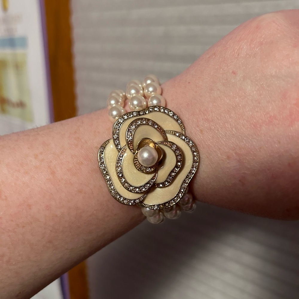 Coquette style flower and Pearl bracelet